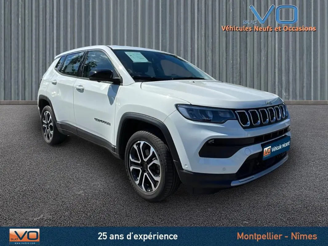 Jeep Compass blanc en 3/4 avant droit, avec jantes alliage 18 pouces et rétroviseurs noirs brillants.