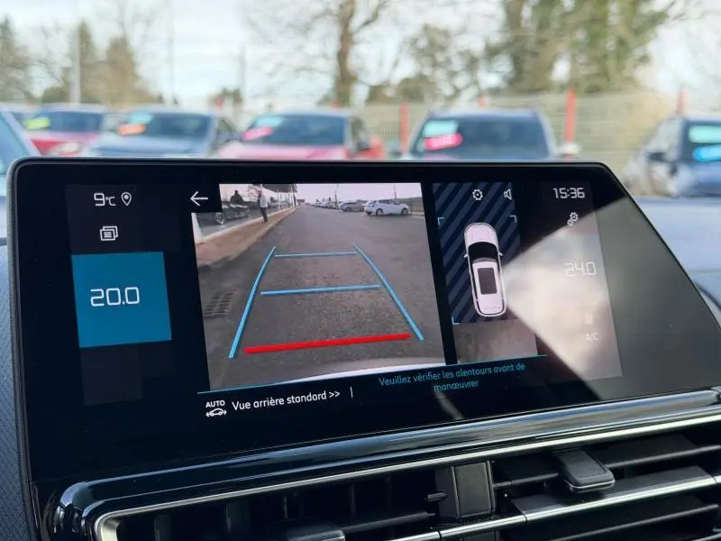 Vue de l'écran intérieur du Citroën C5 Aircross gris 2024 montrant la caméra de recul et l'affichage de la température à 20°C.