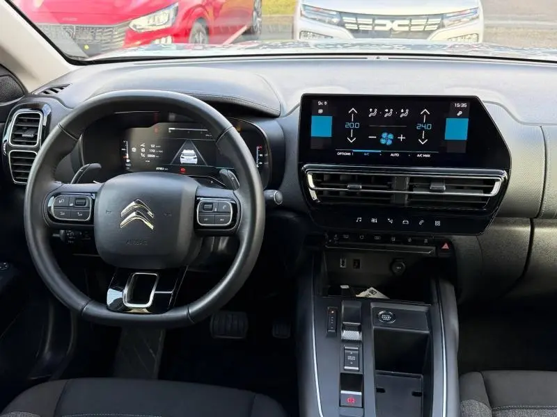 Vue intérieure du poste de conduite du Citroën C5 Aircross gris 2024, avec tableau de bord numérique et écran tactile central.