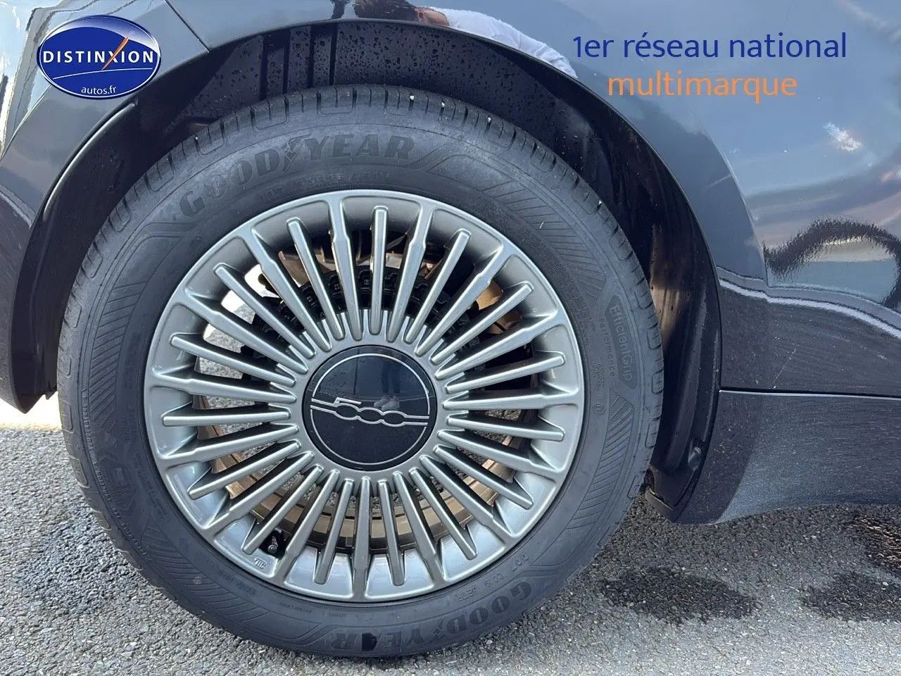 Gros plan sur la roue avant droite de la FIAT 500 électrique 2024, jante alu au design étoilé gris.