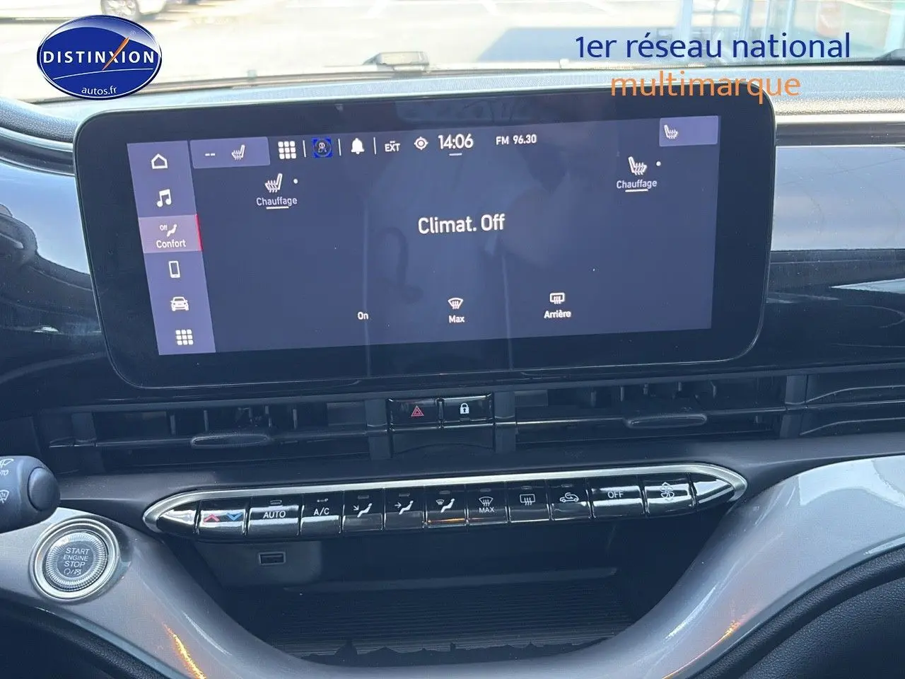 Vue rapprochée du tableau de bord de la Fiat 500 électrique blanche 2024 avec écran tactile et commandes climatisation.