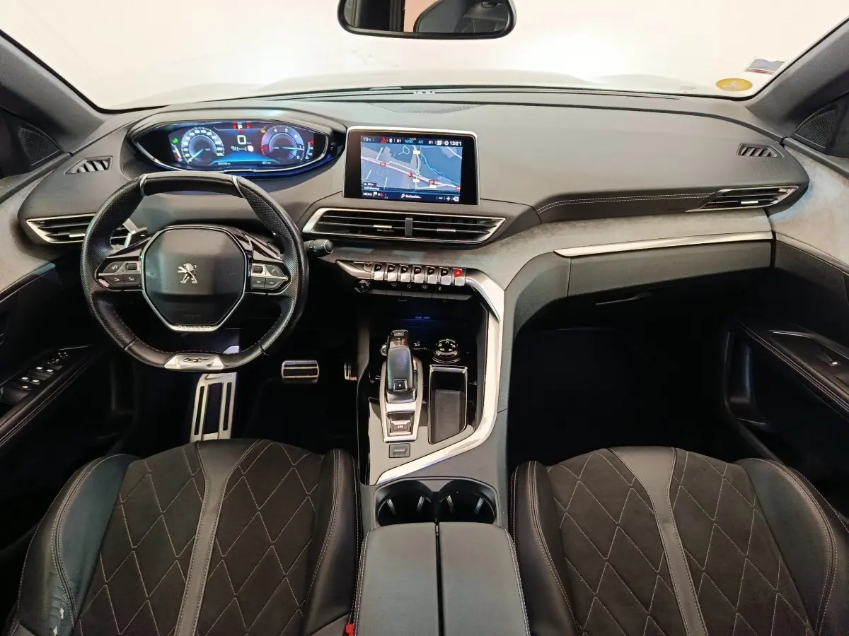 Vue intérieure avant du Peugeot 5008 gris clair 2019, tableau de bord moderne avec écran tactile et volant multifonctions.