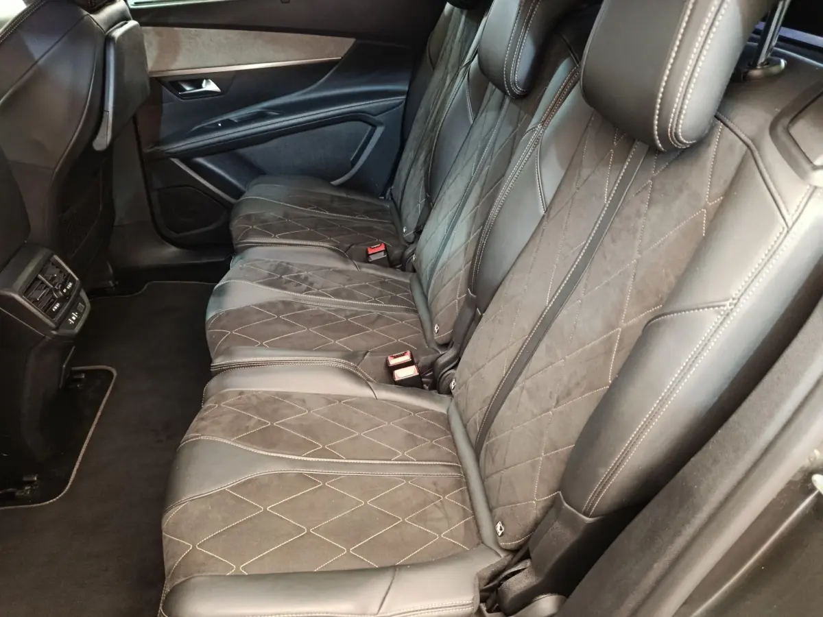 Vue latérale droite des sièges arrière en cuir et alcantara avec surpiqûres contrastées du Peugeot 5008 GT gris clair.