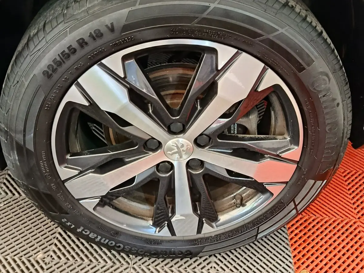 Gros plan sur la jante alliage bicolore et pneu Continental 225/55 R18 d’un Peugeot 5008 gris clair.