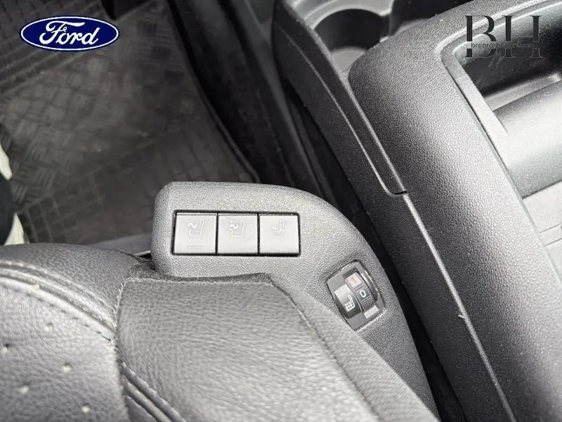 Détail des commandes de siège chauffant en cuir noir dans l'habitacle d'une Citroën C4 Spacetourer gris Platinium.