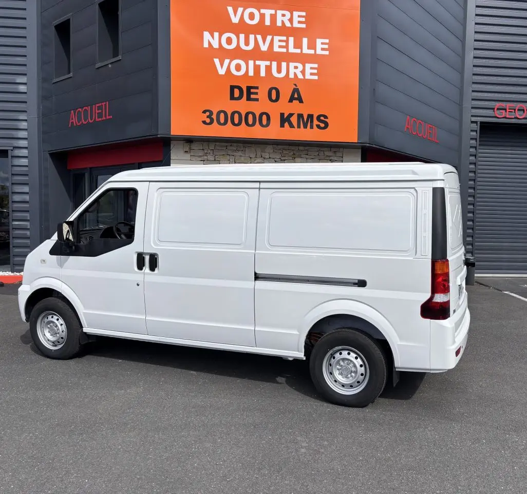 Profil côté gauche du fourgon blanc DFSK EC35 BEV 39KWH 2023, avec portes coulissantes et jantes acier simples.
