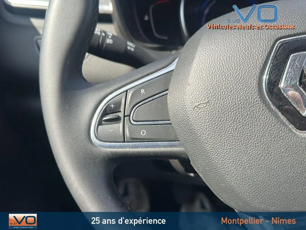 Gros plan sur les commandes du volant à gauche du Renault Kadjar bleu foncé TCe 140 FAP Business 2021.