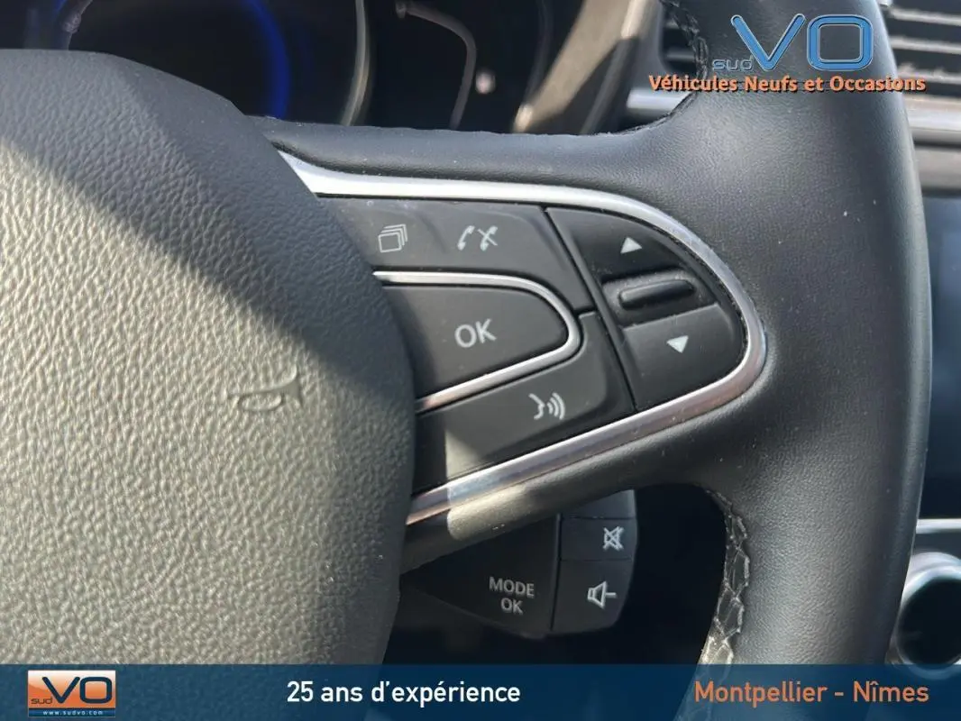 Gros plan sur les commandes au volant du Renault Kadjar bleu foncé, version TCe 140 FAP Business de 2021.