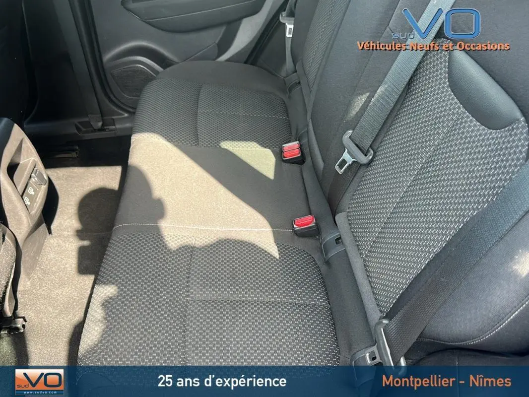 Vue rapprochée des sièges arrière en tissu noir du Renault Kadjar TCe 140 FAP Business 2021, intérieur propre et soigné.