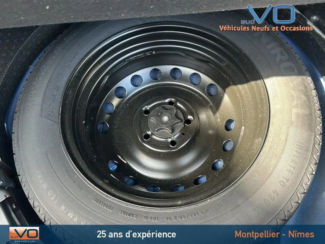 Roue de secours en gros plan du Renault Kadjar TCe 140 FAP Business, bleu foncé, jante acier noire visible.