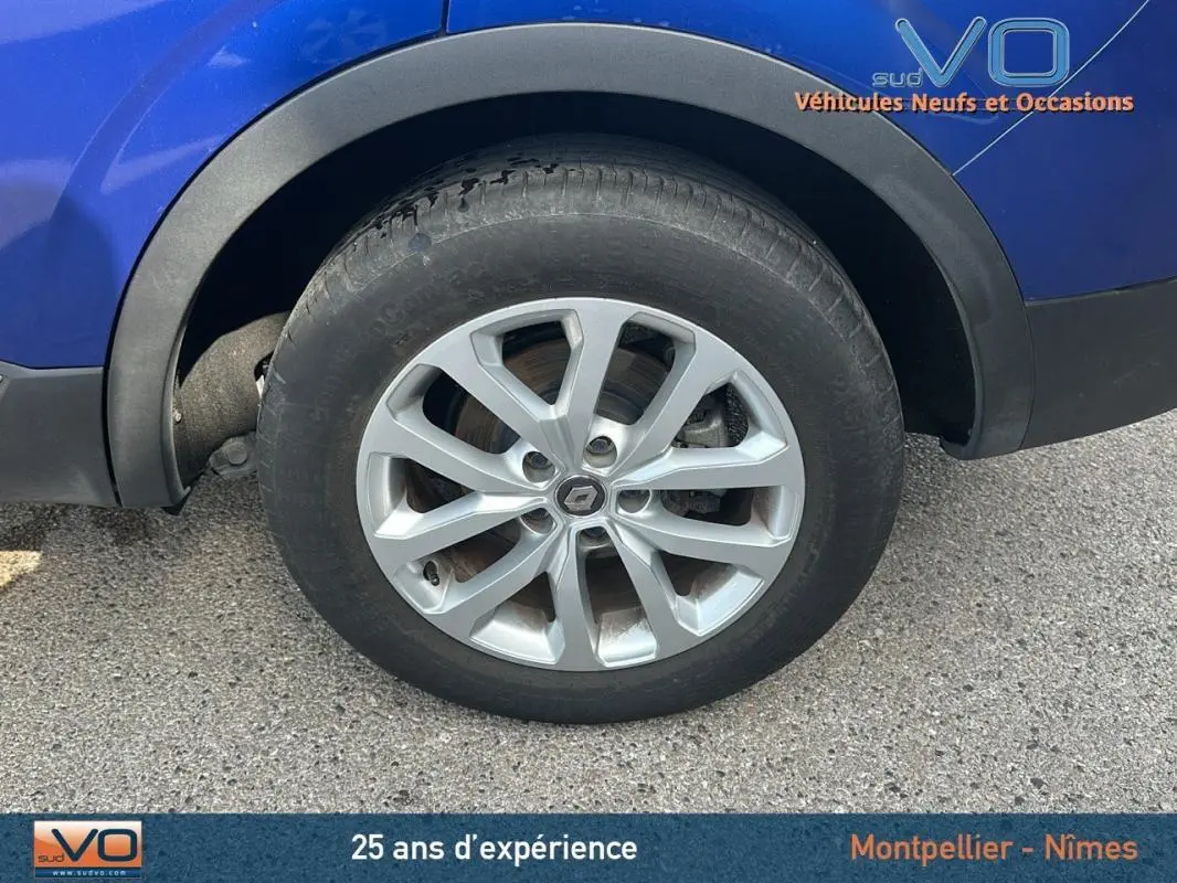 Gros plan sur la roue avant gauche avec jante alliage 17 pouces du Renault Kadjar bleu foncé 2021.