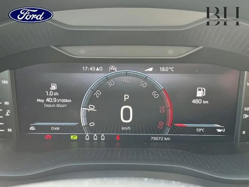 Tableau de bord numérique d'un Skoda Kodiaq bleu lave, affichant la vitesse à 0 km/h et diverses informations de conduite.