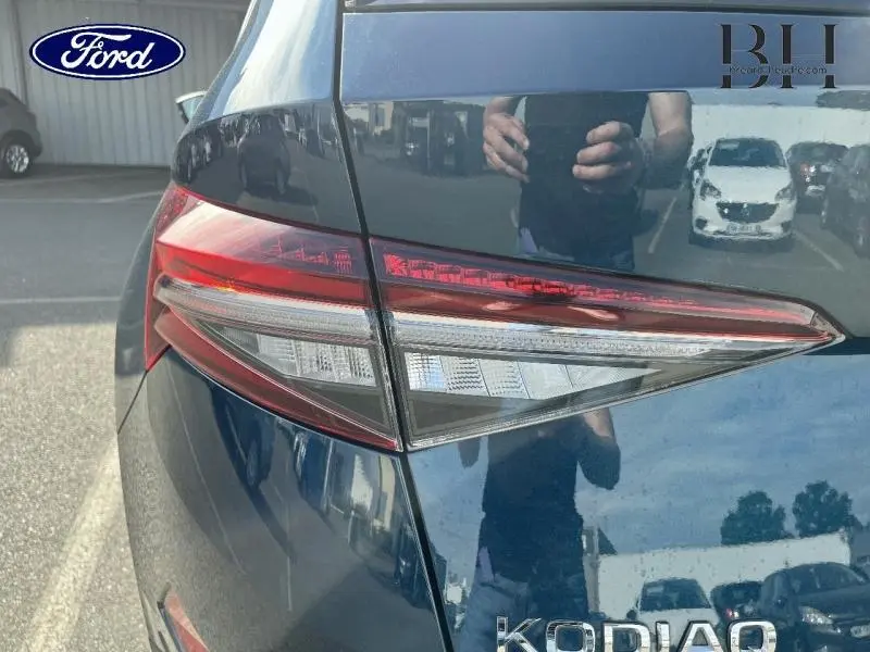 Gros plan sur le feu arrière droit du SKODA KODIAQ bleu lave métallisée, soulignant ses lignes modernes et précises.