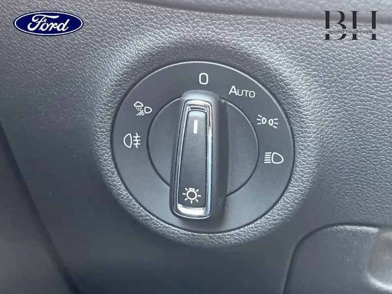 Gros plan sur la molette de commande des phares du Skoda Kodiaq bleu lave métallisé, avec position Auto visible.