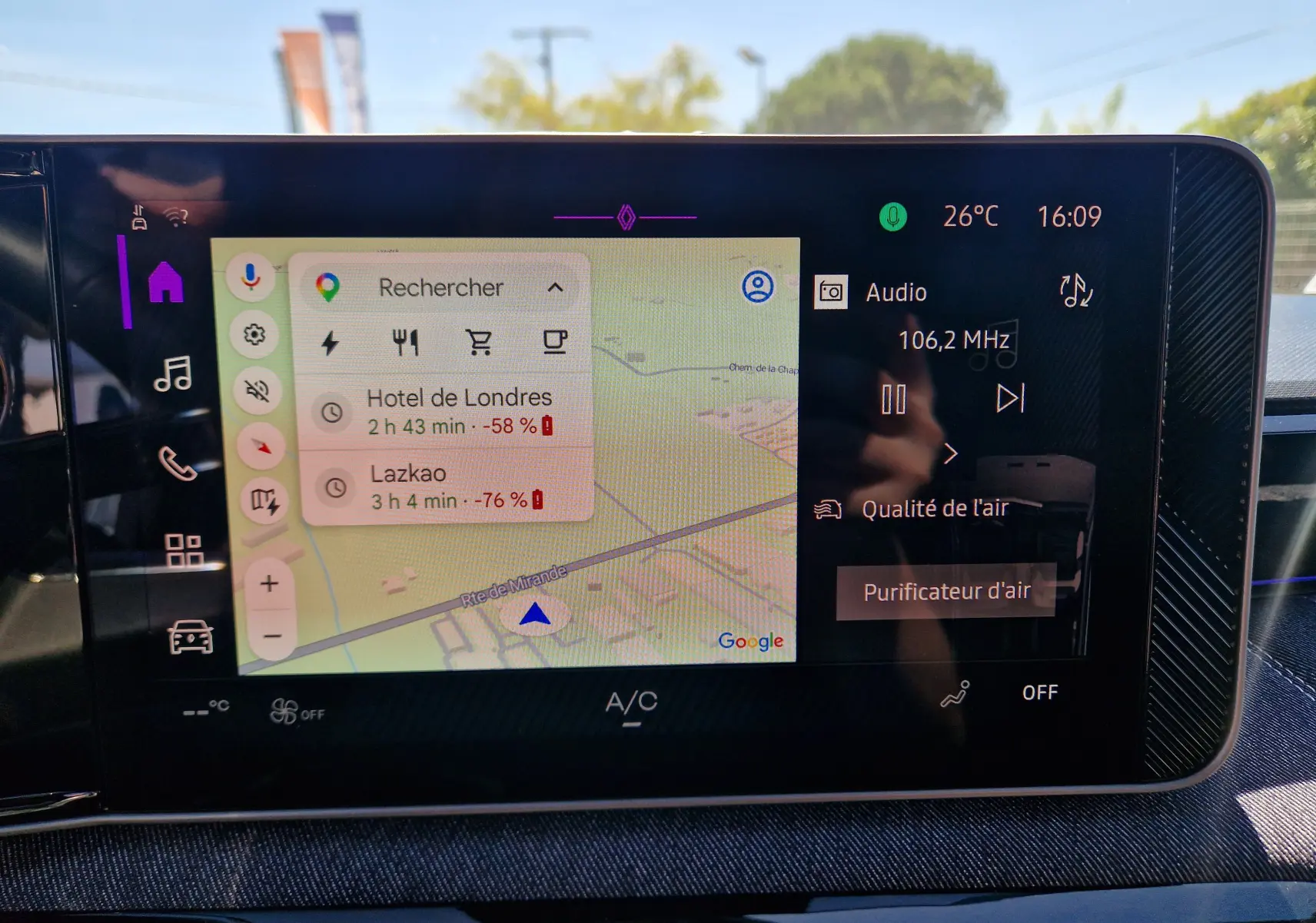 Écran tactile central du tableau de bord de la Renault R5 E-TECH 2025 affichant la navigation et les réglages audio.