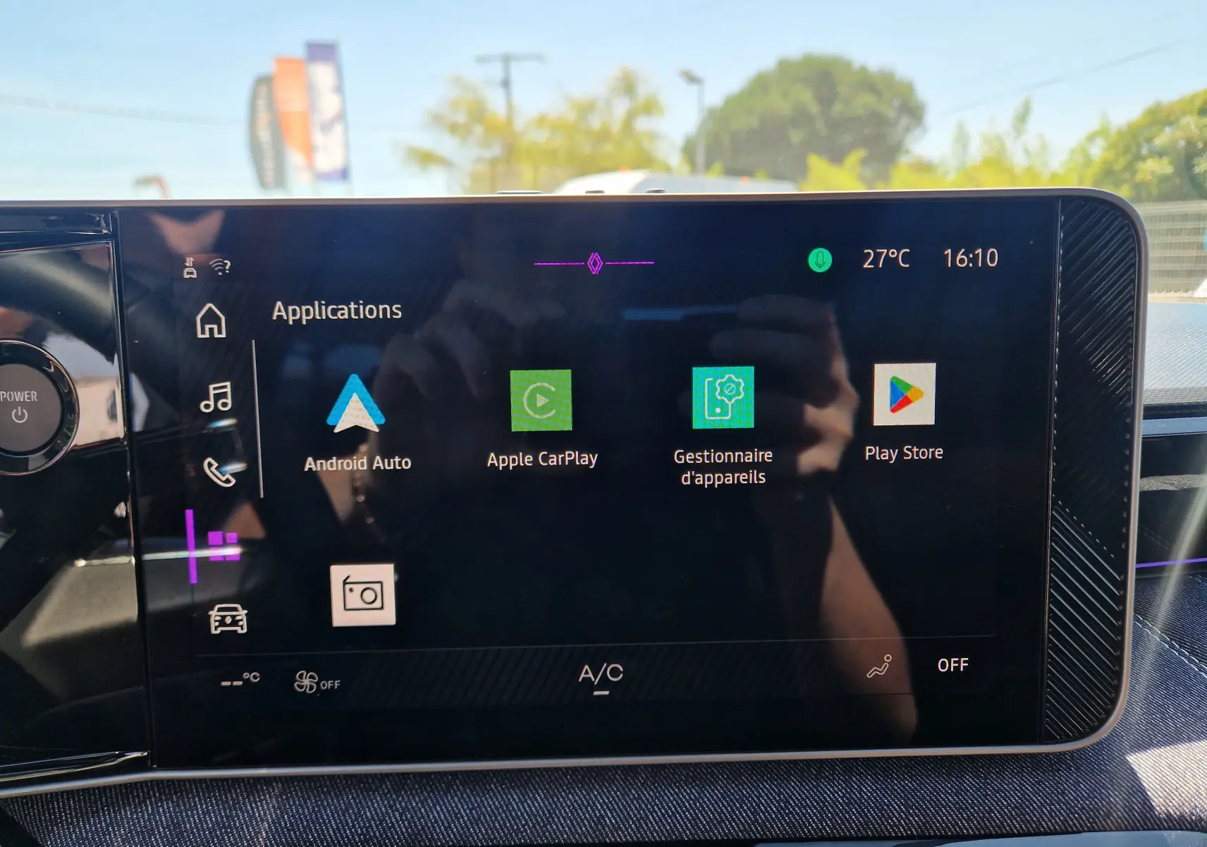 Écran tactile central du Renault R5 E-TECH 2025 affichant les applications Android Auto, Apple CarPlay et Play Store.