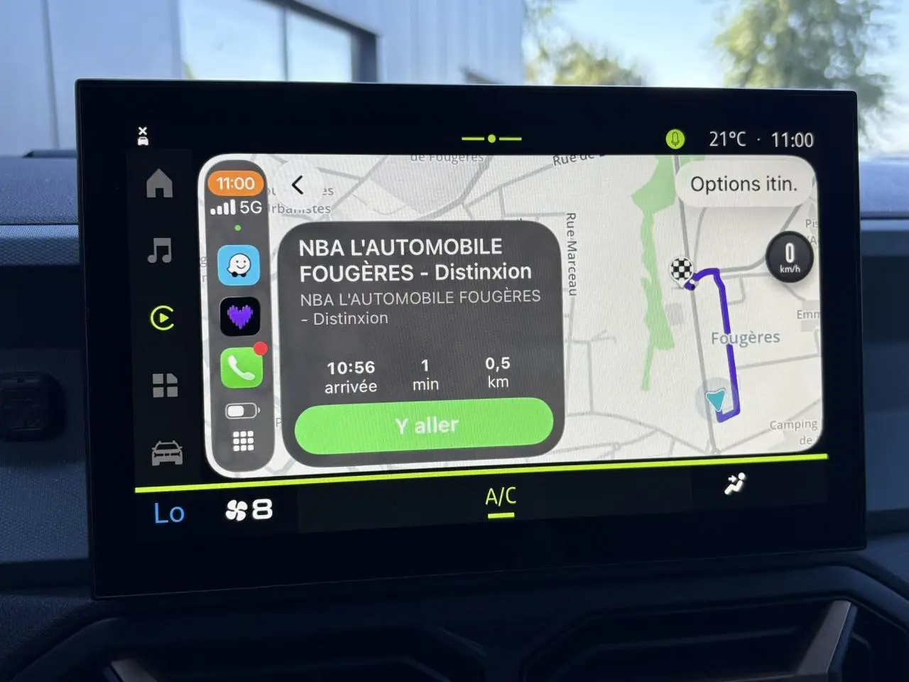 Écran tactile central 10'' du Dacia Duster blanc Glacier 2026 affichant la navigation GPS et options connectées.