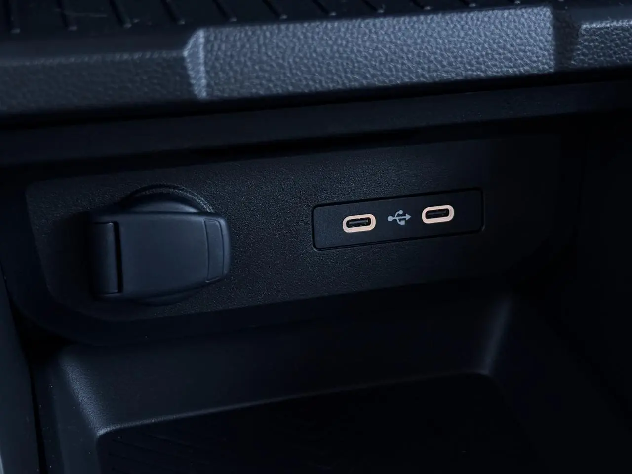 Gros plan sur les deux prises USB type C arrière et prise 12V du Dacia Duster blanc Glacier 2026.