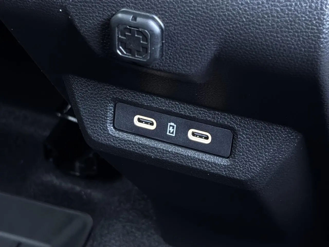 Gros plan sur les deux prises USB type C à l'arrière de la console centrale du Dacia Duster Blanc Glacier 2026.