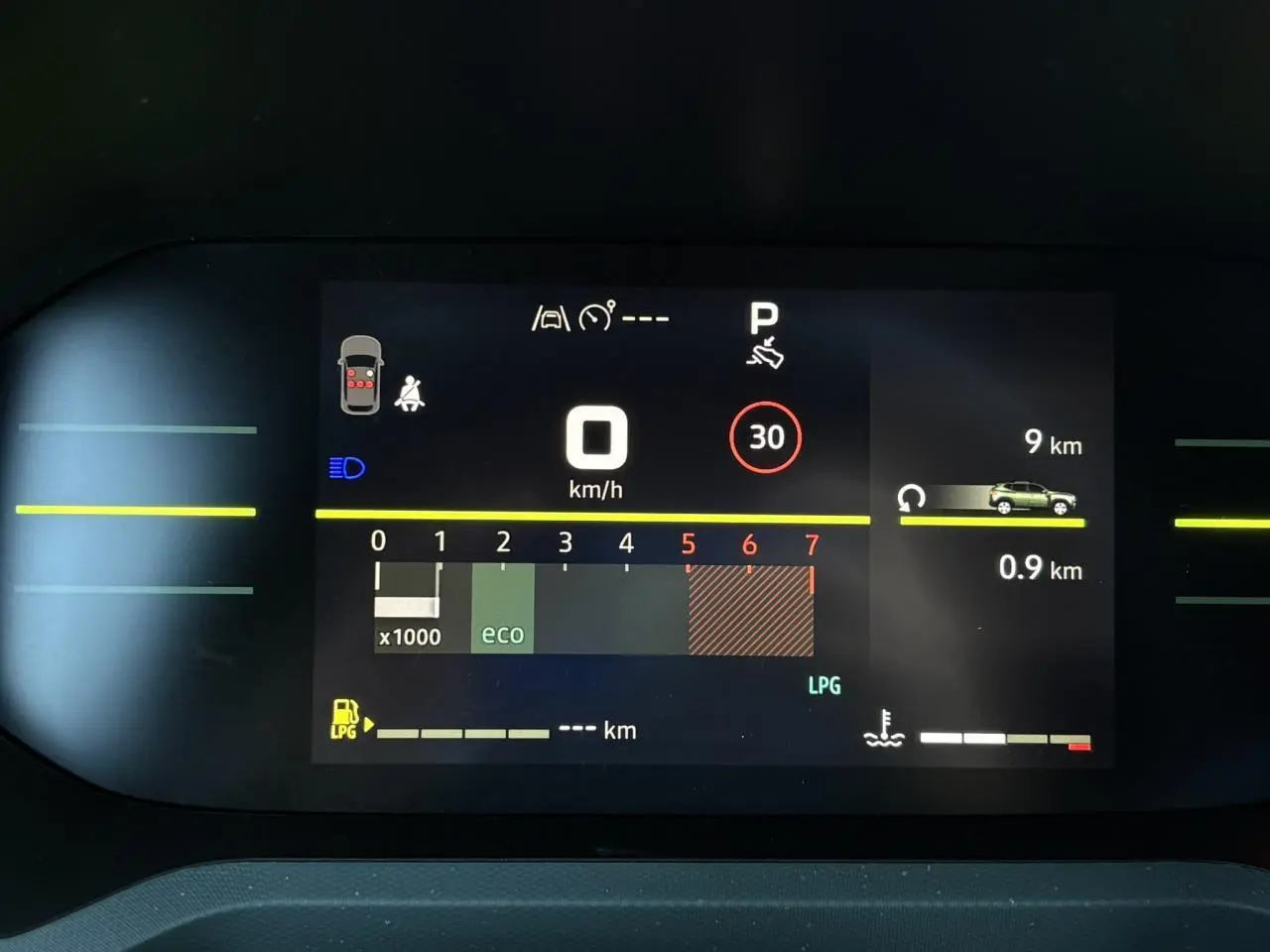 Tableau de bord digital du Dacia Duster 2026 affichant vitesse, régime moteur, mode éco et autonomie GPL.