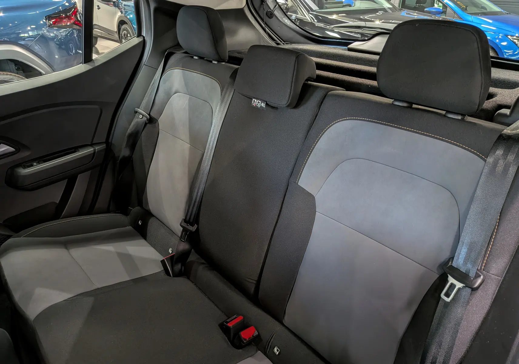 Vue intérieure des sièges arrière en tissu gris et noir de la Dacia Sandero Stepway TCe 110 CH Extreme 2025.