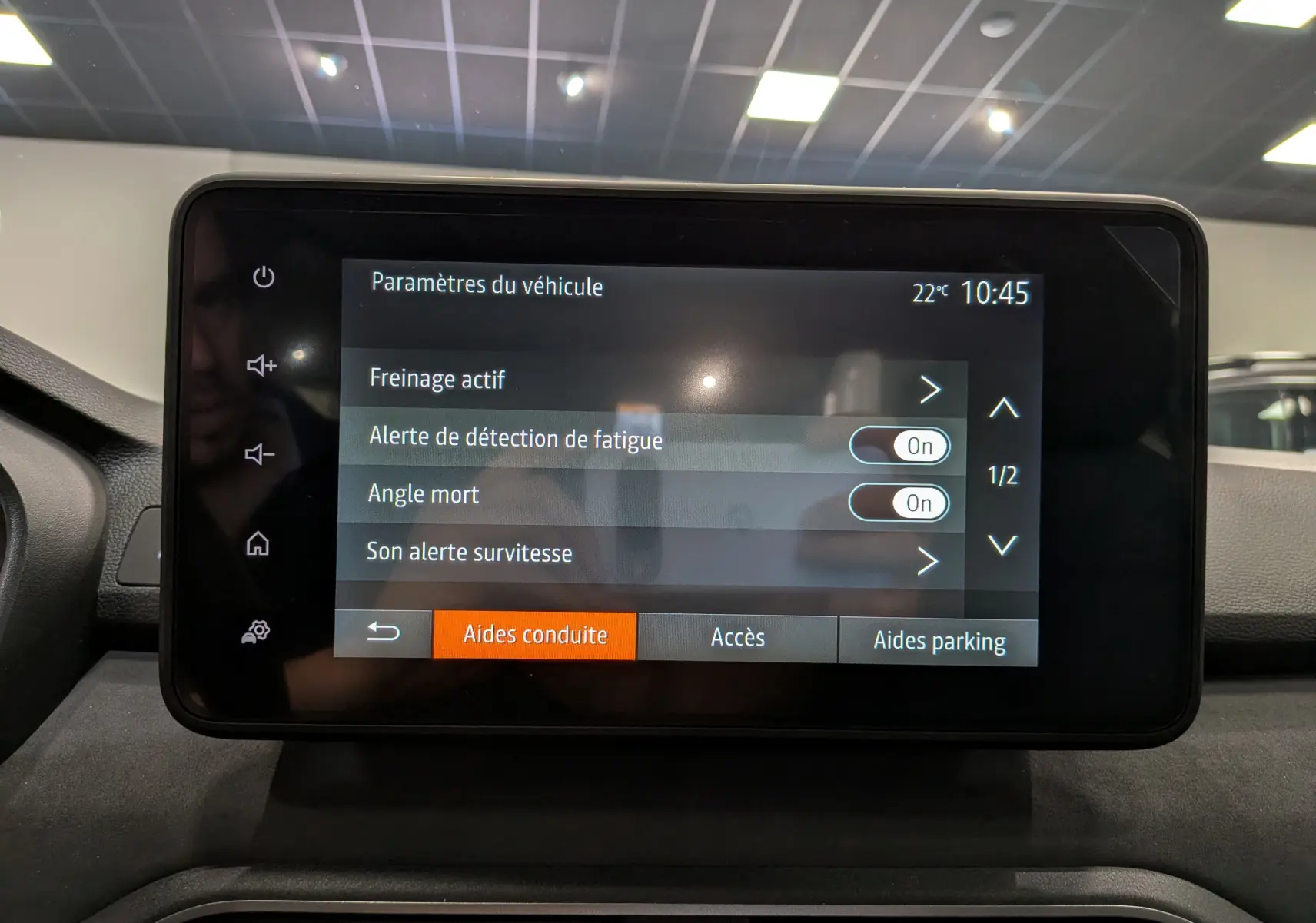 Écran tactile central affichant les paramètres d’aides à la conduite du Dacia Sandero Stepway gris schiste, vue de face.
