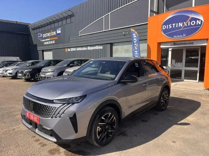 Peugeot 3008 gris Artense vue 3/4 avant droit, avec jantes noires et calandre distinctive en concession.
