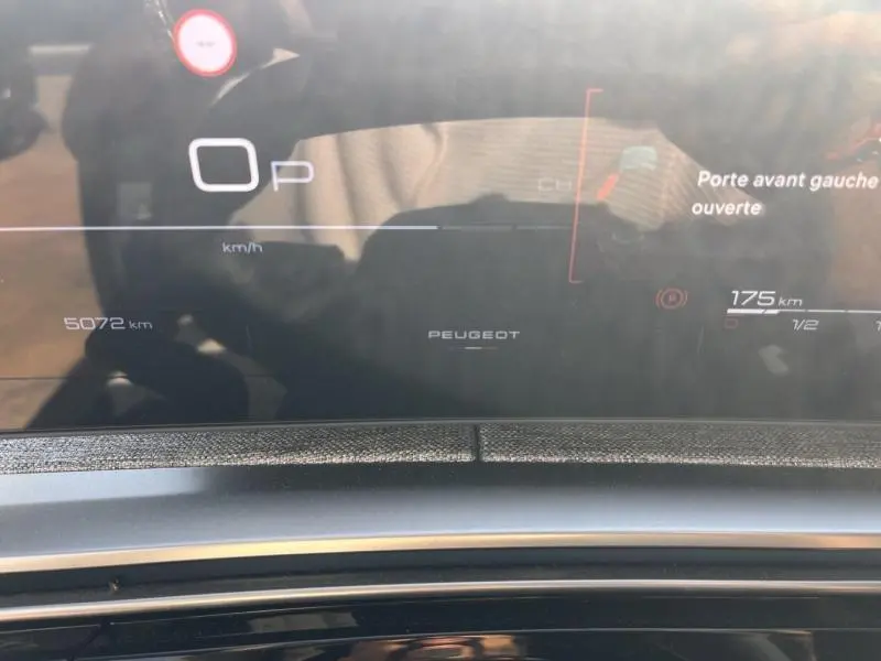 Tableau de bord numérique du Peugeot 3008 Hybrid avec indication porte avant gauche ouverte et affichage kilométrique.