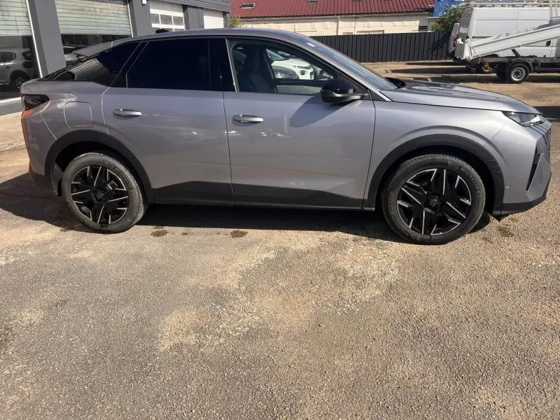 Profil droit du Peugeot 3008 2025 gris Artense avec jantes noires et lignes modernes marquées.