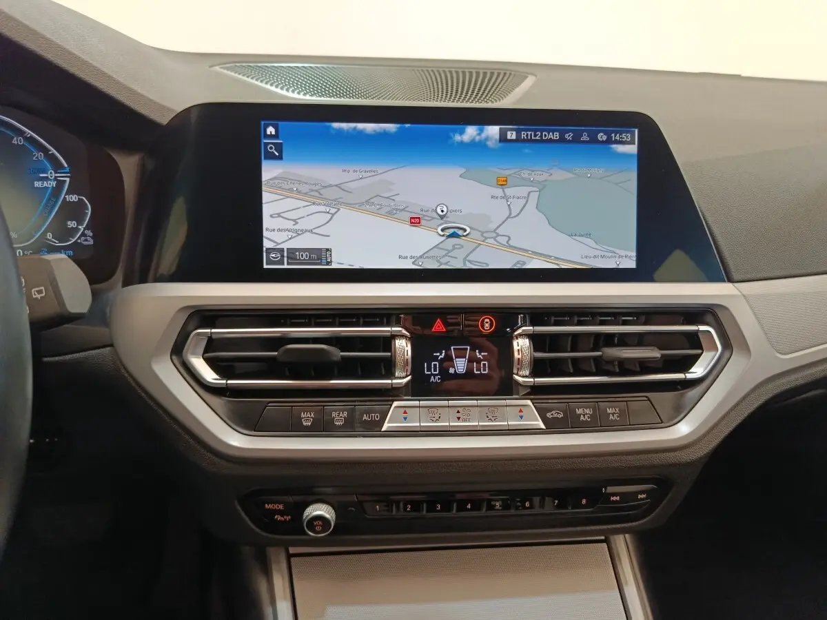 Vue rapprochée du tableau de bord de la BMW Série 3 320e hybride avec écran tactile de navigation 10,3 pouces.