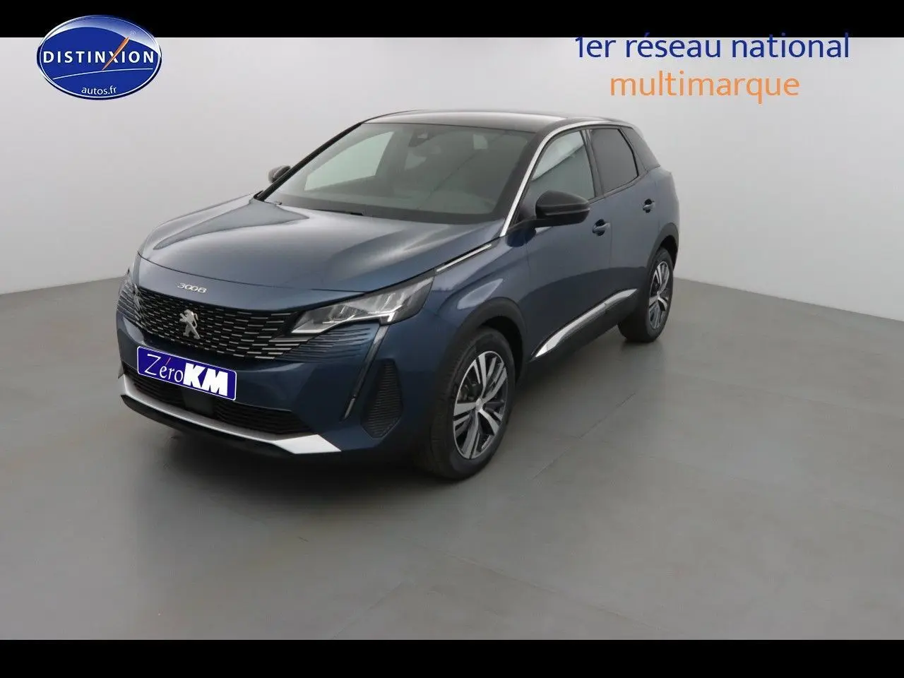 Peugeot 3008 bleu Célèbes métal vue 3/4 avant droit dans un studio lumineux avec jantes alliage.