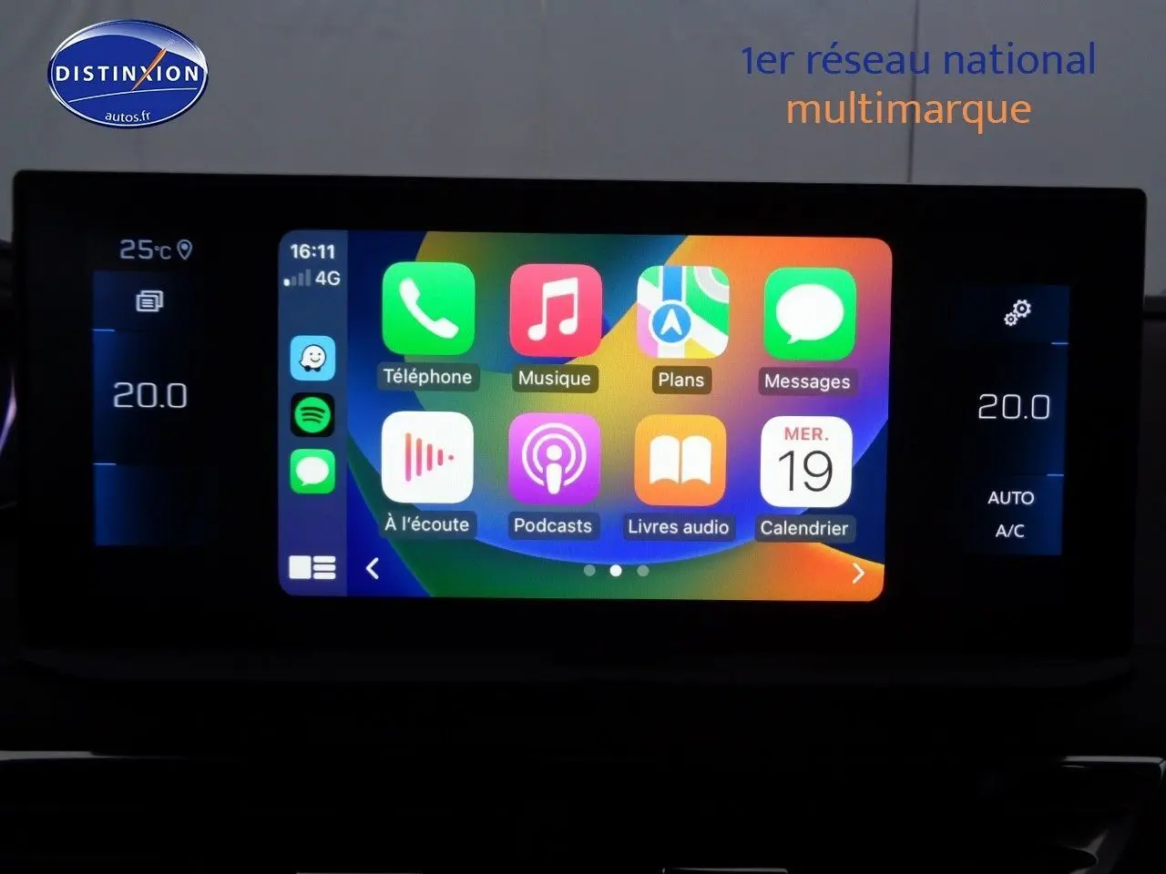 Écran tactile multimédia allumé dans l'habitacle du Peugeot 3008 bleu Célèbes Metal, affichant les applications connectées.