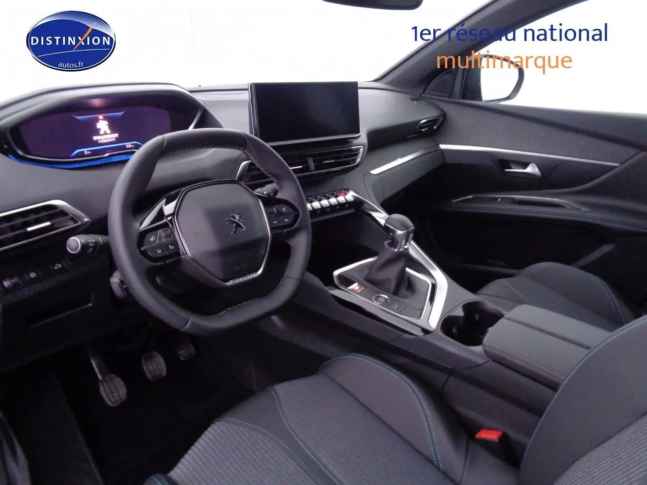 Intérieur du Peugeot 3008 2023 en vue côté conducteur, montrant le volant compact et la console centrale avec boîte manuelle.