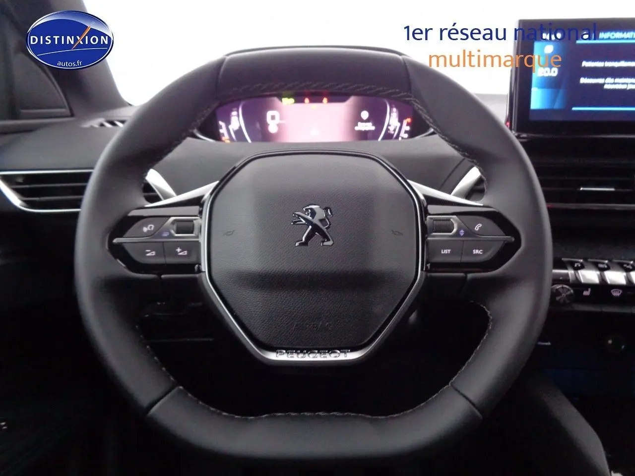 Volant Peugeot 3008 2023 en cuir noir avec commandes intégrées, tableau de bord numérique et écran central visible en arrière-plan.