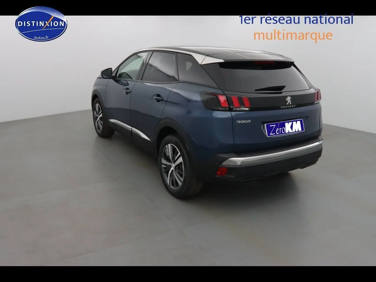 Peugeot 3008 bleu Célèbes métal vu en 3/4 arrière droit dans un studio lumineux avec toit noir contrasté.