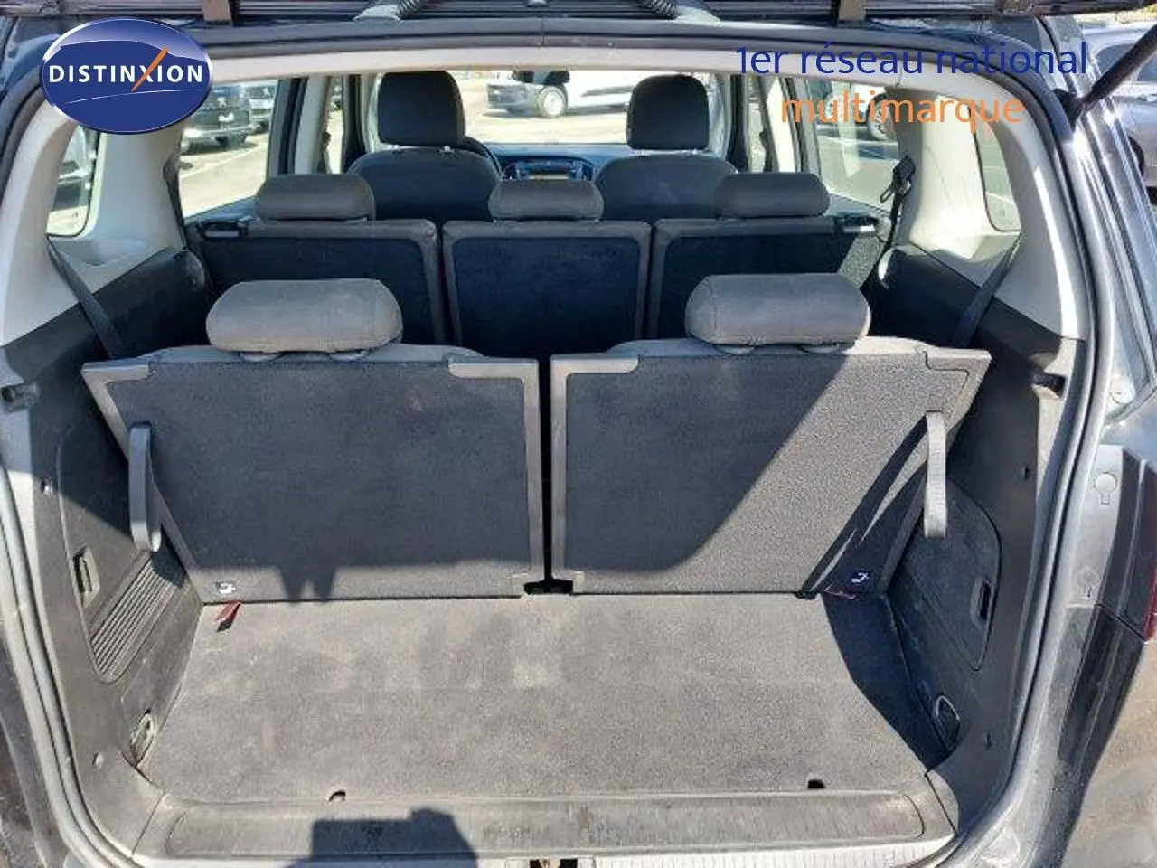 Vue arrière de l'Opel Zafira noir métal 2017 montrant le coffre avec les sièges arrière en position relevée.