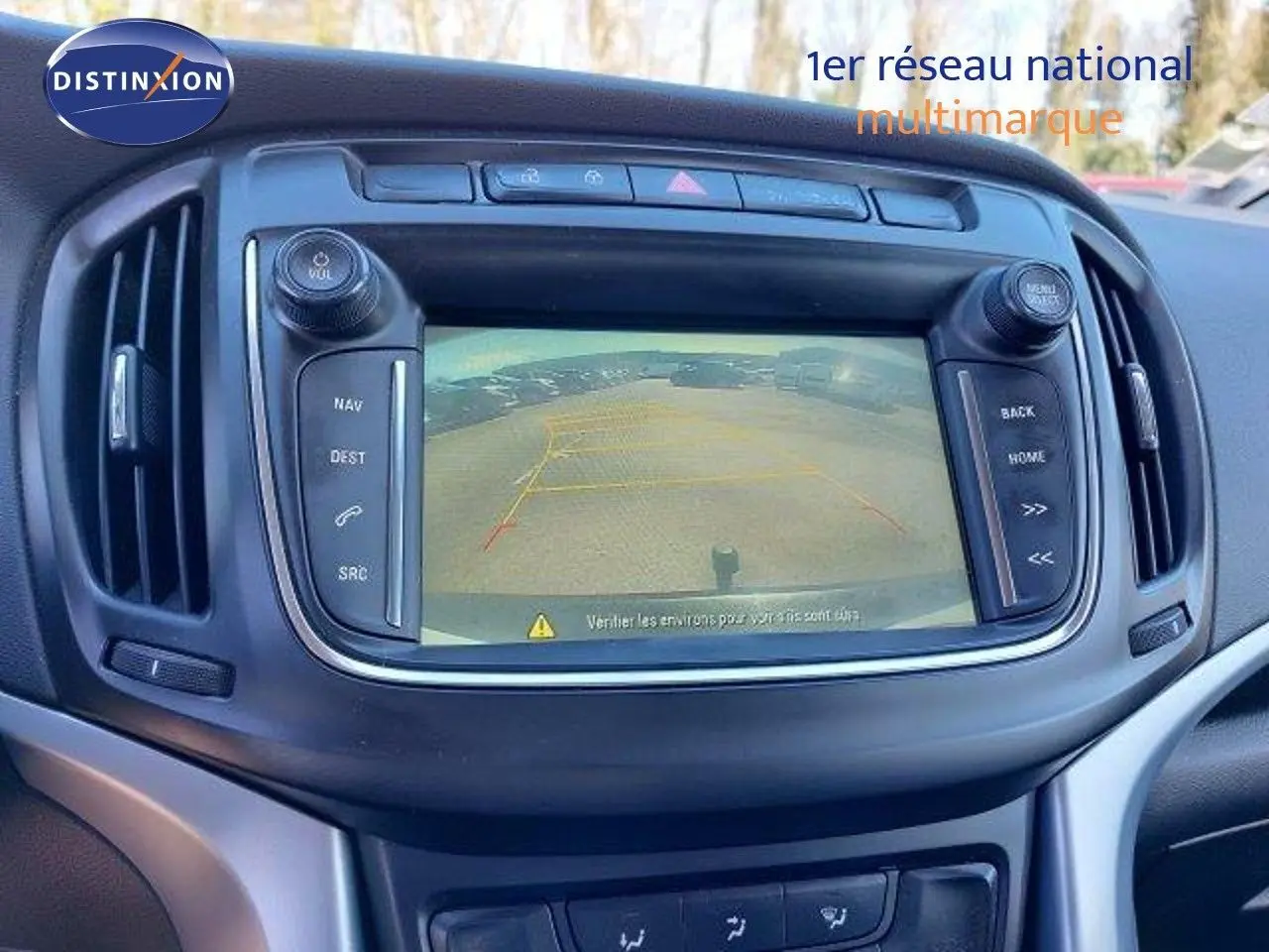 Écran tactile central affichant la caméra de recul dans l'habitacle d'une Opel Zafira noire métal de 2017.