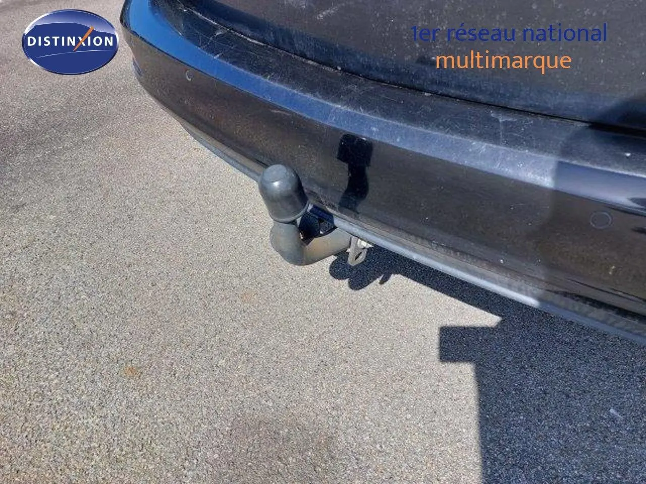 Gros plan sur l'attelage arrière d'une Opel Zafira noire métal, version 2017, montrant le pare-chocs et la boule d'attelage.