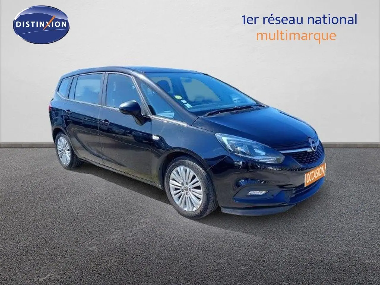 Opel Zafira noir métal vue 3/4 avant droit sur fond neutre avec jantes alliage et phares LED allumés