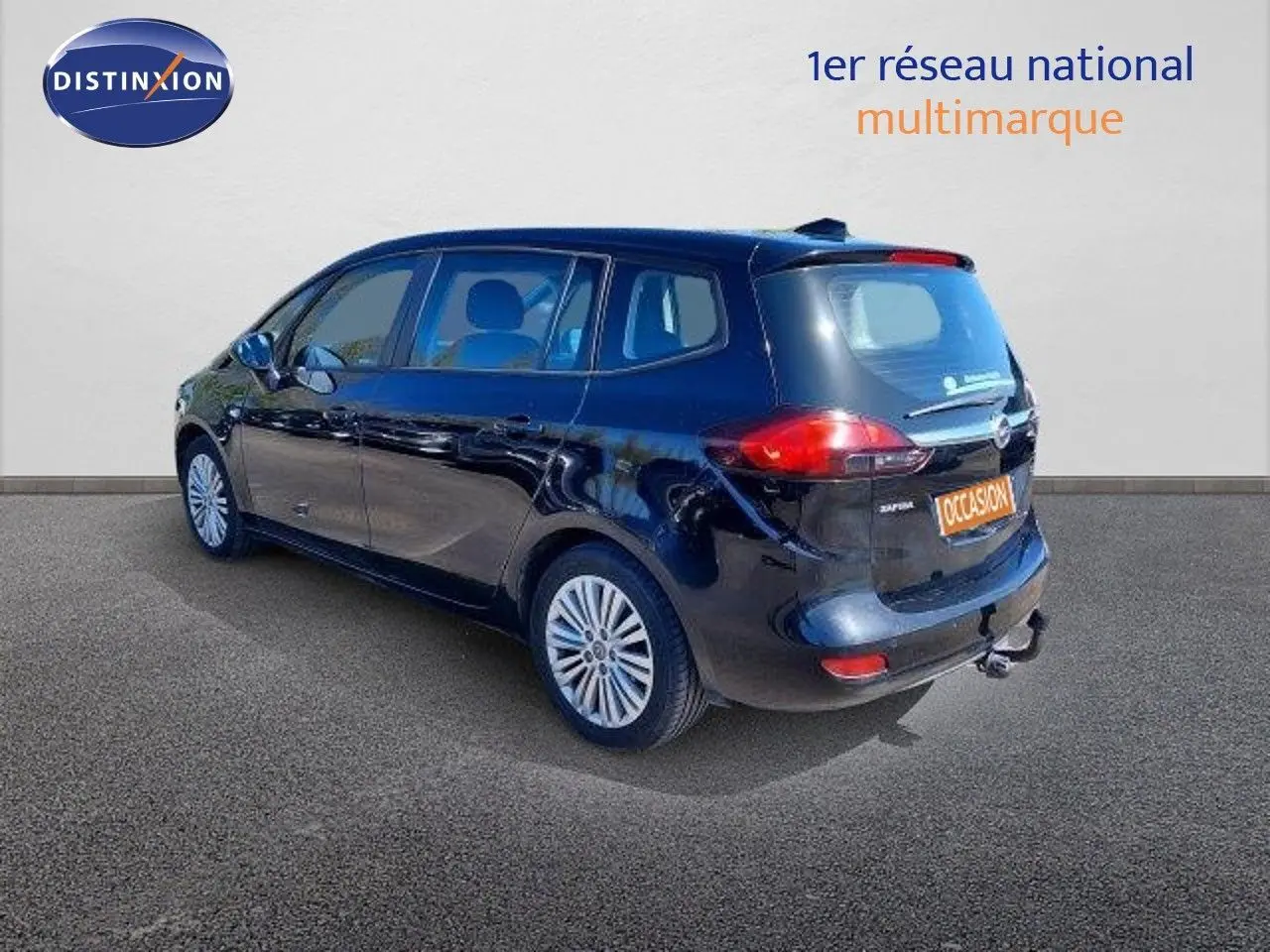 Opel Zafira noir métal vue 3/4 arrière droit, monospace 7 places avec attelage et jantes alliage.