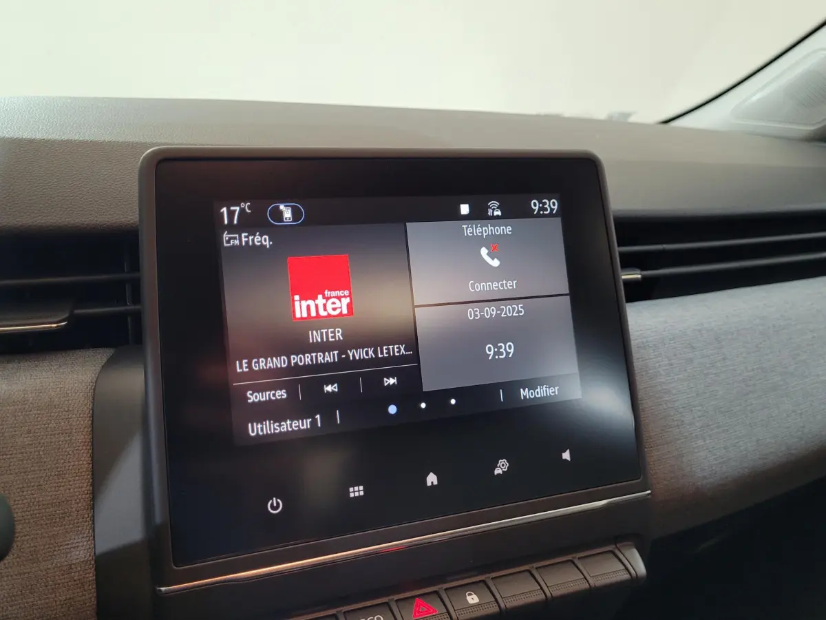 Écran tactile central de la Renault Clio bleu 2025 affichant radio France Inter et menu téléphone à 9h39
