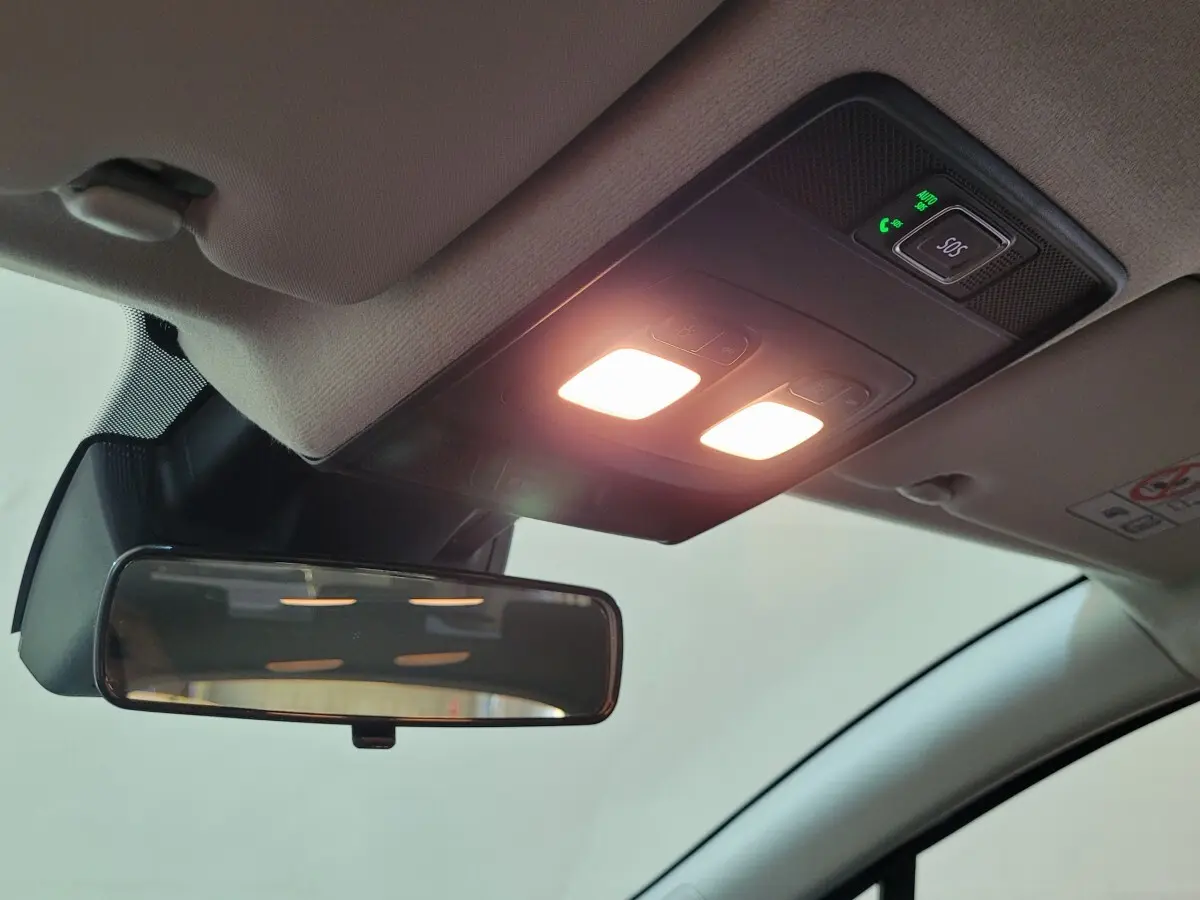 Plafonnier allumé avec bouton SOS et rétroviseur intérieur d'une Renault Clio bleu Evolution Blue dCi 100 2025.