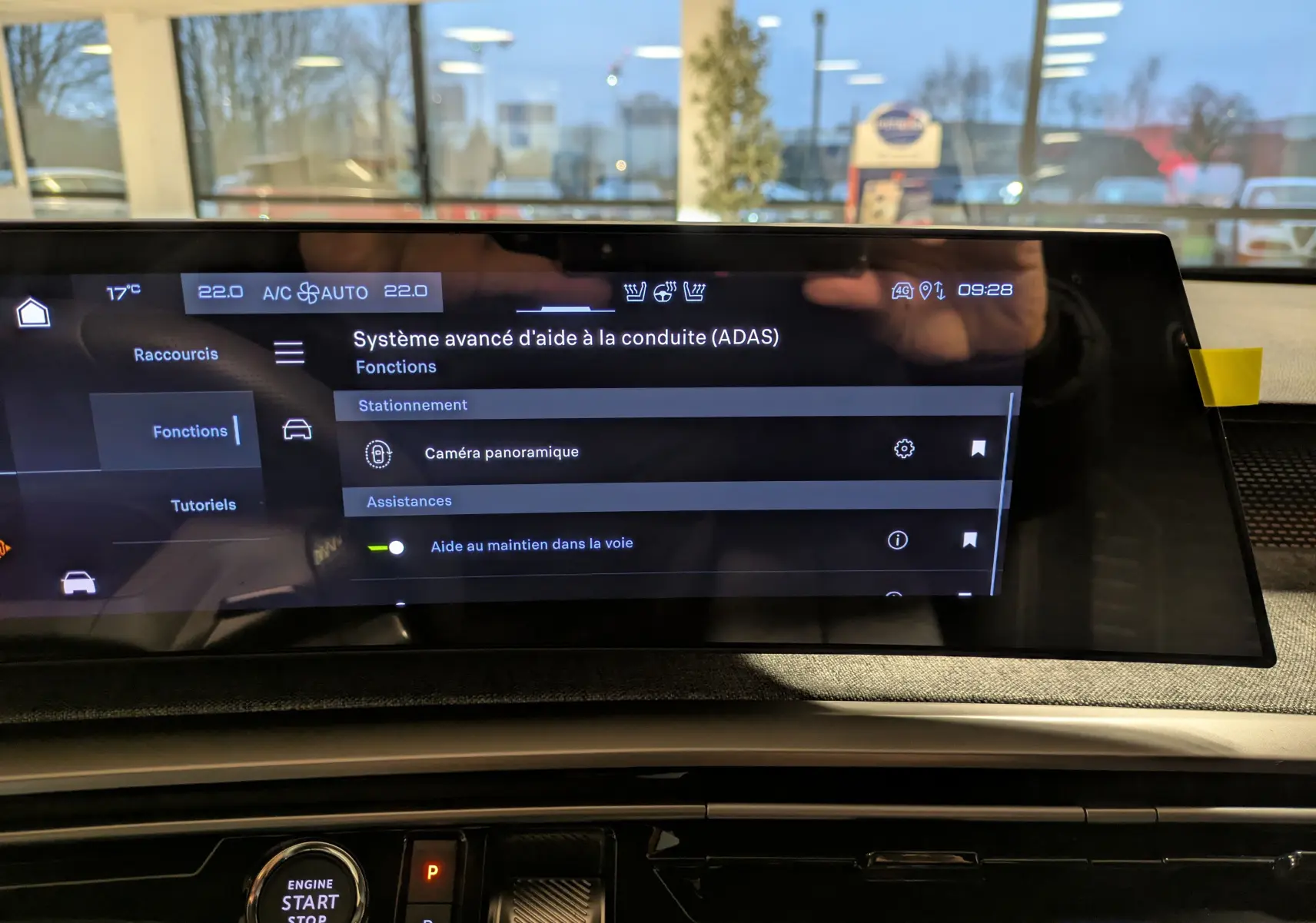 Écran tactile central du Peugeot 3008 Hybrid 145 GT 2025 montrant le menu d’aide à la conduite, intérieur moderne et lumineux.