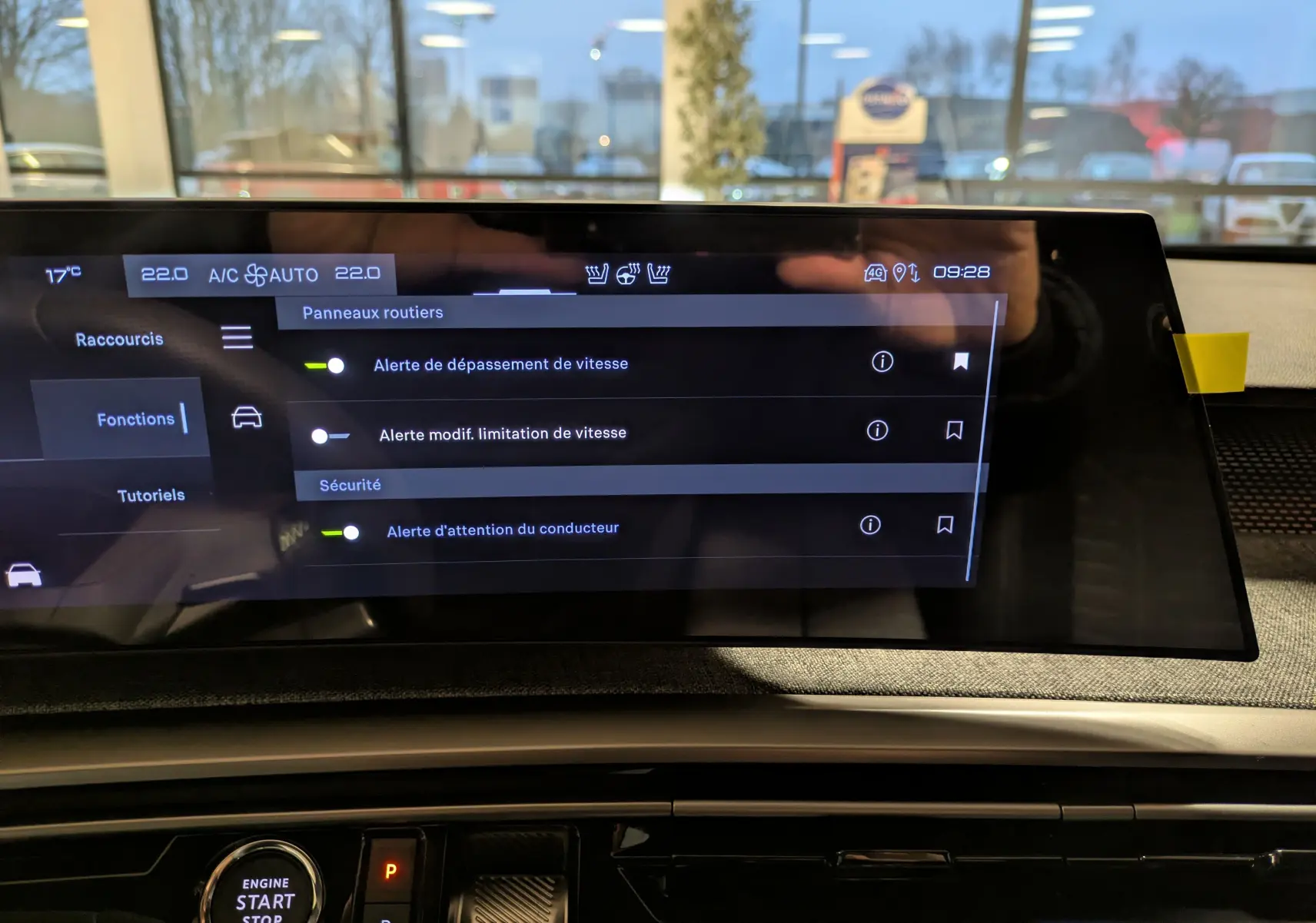 Vue rapprochée de l'écran tactile central du Peugeot 3008 Hybrid 145 GT 2025 avec affichage des alertes de sécurité.