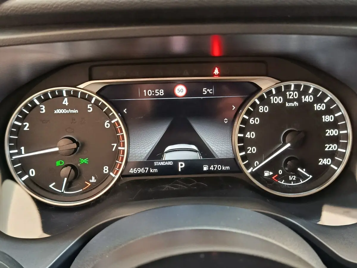 Vue rapprochée du combiné d'instruments du Nissan Qashqai 2022, affichage digital avec compte-tours et vitesse.