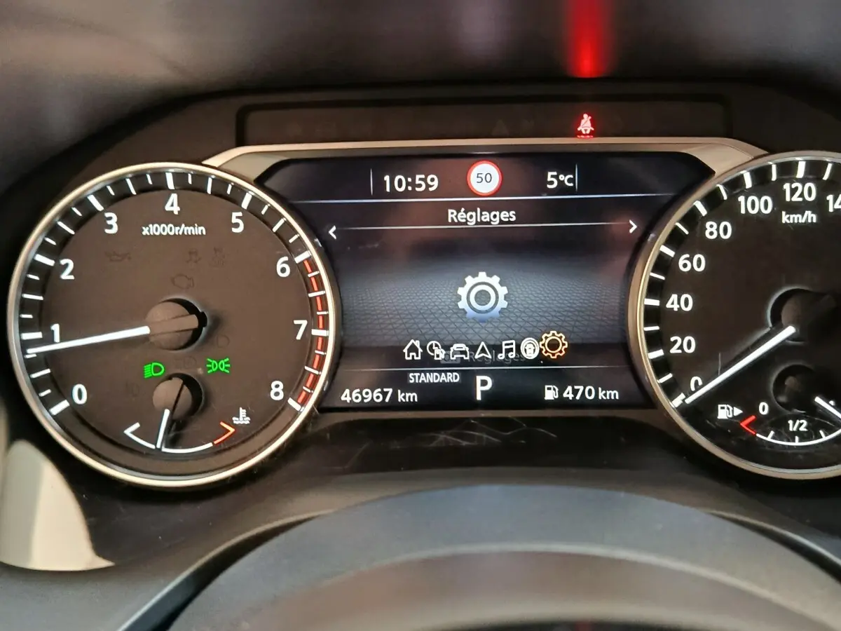 Vue rapprochée du combiné d'instruments numérique du Nissan Qashqai 2022, affichant les réglages et compteurs.