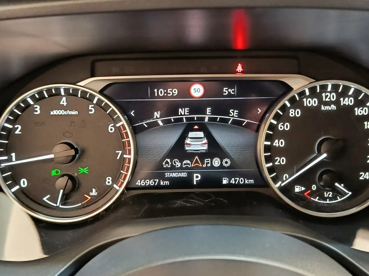 Vue rapprochée du combiné d’instruments du Nissan Qashqai 2022, affichage digital avec compte-tours et vitesse.