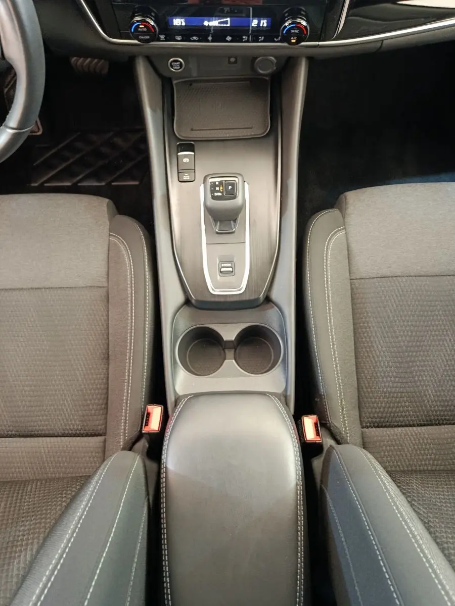 Vue plongeante sur la console centrale et les sièges avant gris du Nissan Qashqai 1.3 MHEV 158ch Xtronic N-Style 2022.
