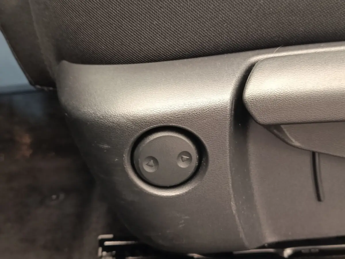 Gros plan sur le réglage latéral manuel du siège avant droit du Nissan Qashqai gris foncé.