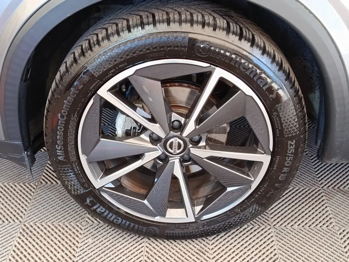 Gros plan sur la roue avant droite du Nissan Qashqai gris foncé, avec jante alliage et pneu Continental.